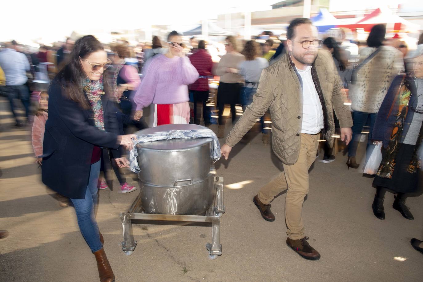 Decenas de personas se agolpan junto a las barras, donde amas de casa y peñistas sirven las típicas pelotas galileas