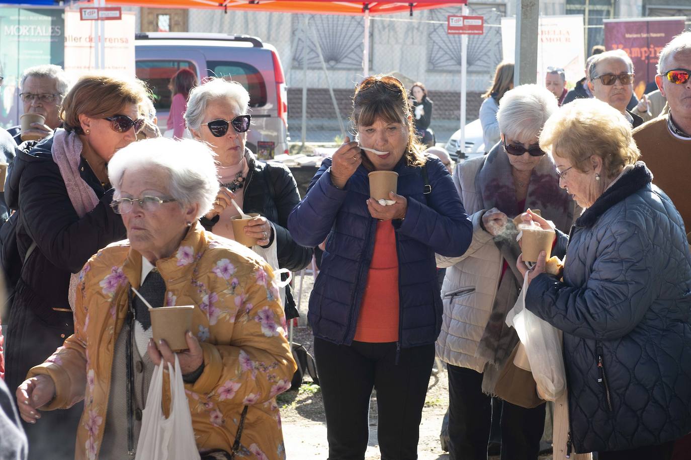 Decenas de personas se agolpan junto a las barras, donde amas de casa y peñistas sirven las típicas pelotas galileas