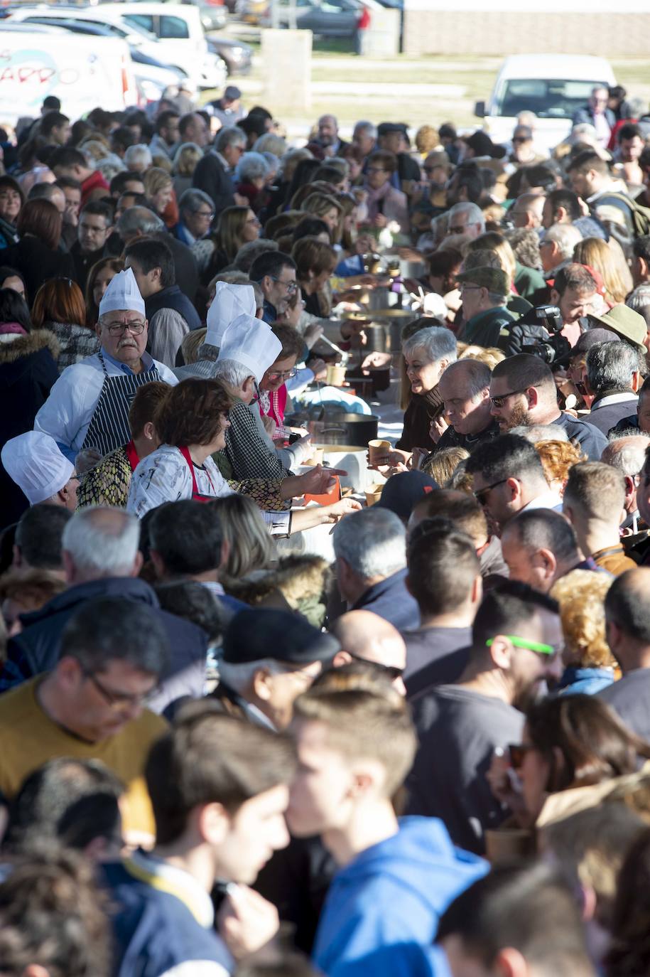 Decenas de personas se agolpan junto a las barras, donde amas de casa y peñistas sirven las típicas pelotas galileas