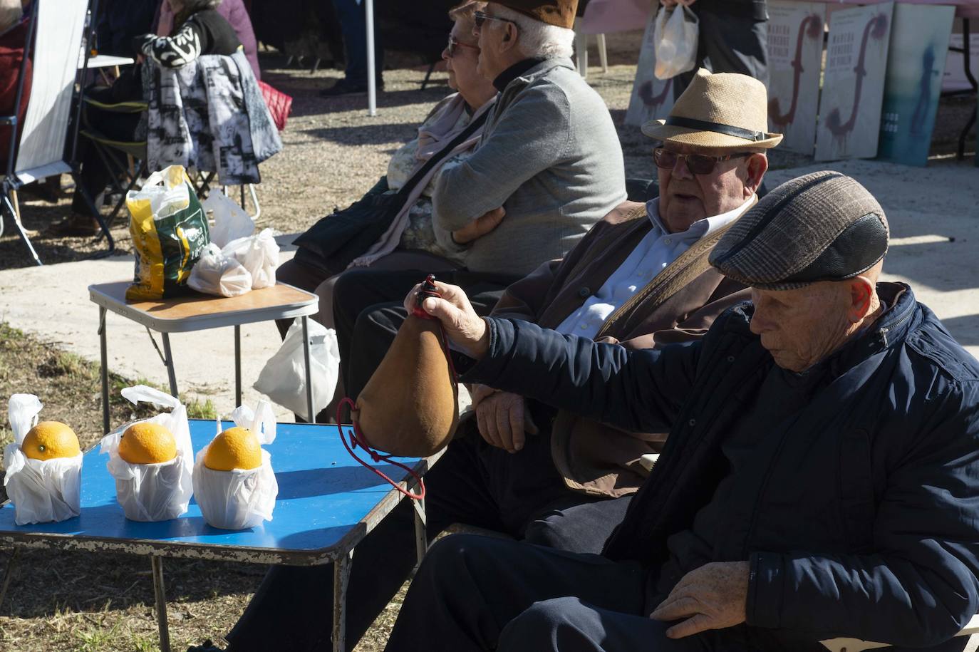 Decenas de personas se agolpan junto a las barras, donde amas de casa y peñistas sirven las típicas pelotas galileas