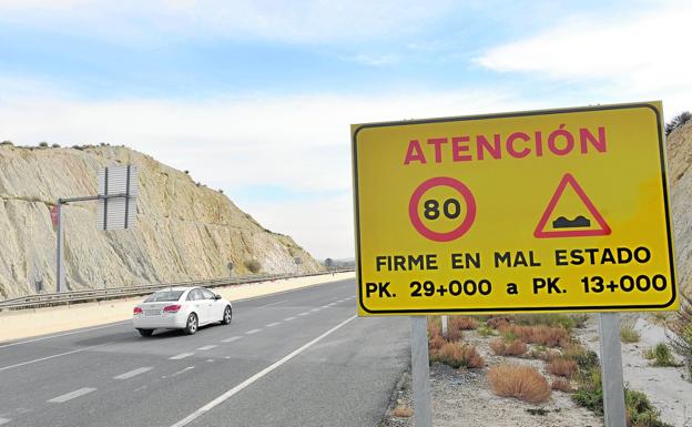 Cartel de advertencia a los conductores sobre el mal estado de la autovía en un tramo de 16 kilómetros, ayer a mediodía. 