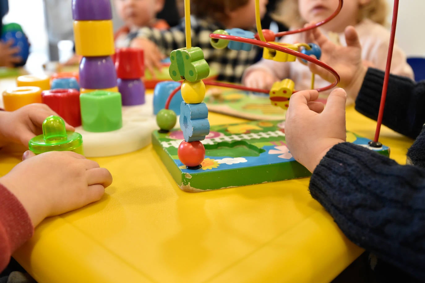 El nuevo centro, que ha supuesto una inversión de 917.620 euros, dispone de 9 aulas, un amplio comedor y una gran zona de recreo. Da servicio a un centenar de niños de 0 a 3 años