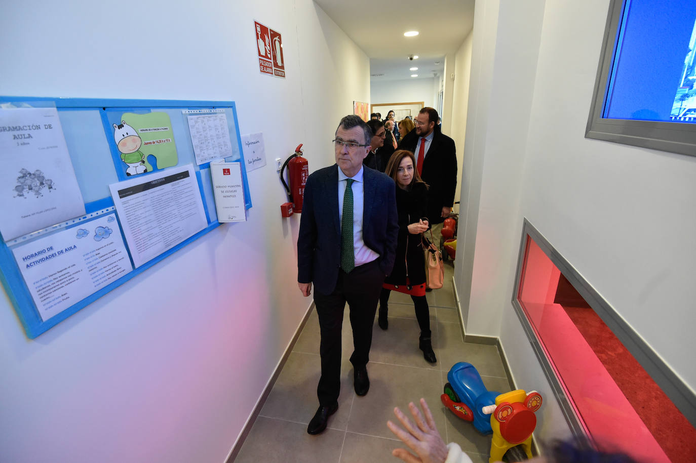 El nuevo centro, que ha supuesto una inversión de 917.620 euros, dispone de 9 aulas, un amplio comedor y una gran zona de recreo. Da servicio a un centenar de niños de 0 a 3 años