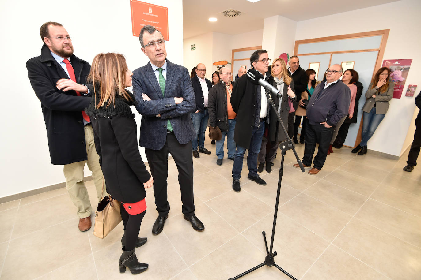 El nuevo centro, que ha supuesto una inversión de 917.620 euros, dispone de 9 aulas, un amplio comedor y una gran zona de recreo. Da servicio a un centenar de niños de 0 a 3 años