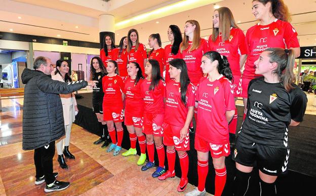 Las jugadoras del Murcia Féminas, ayer, en el centro comercial Nueva Condomina. 