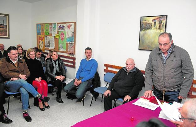 Noelia Arroyo observa cómo Antonio Conesa toma posesión en La Aljorra. Detrás de la vicealcaldesa, José López, de MC. 