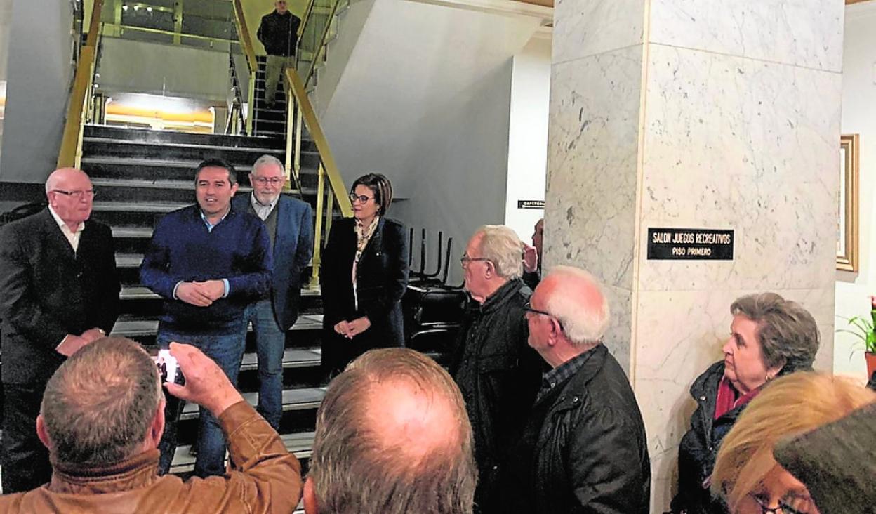 El alcalde (2i), durante la presentación de la muestra. 