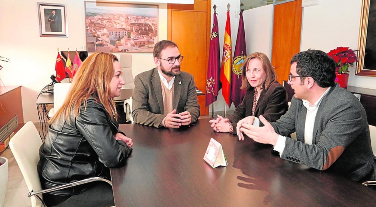 Mateos (c) y Fernández (2d), en el encuentro de ayer. 