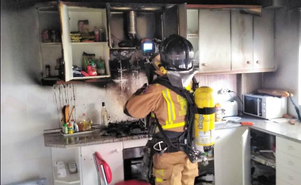 Uno de los bomberos que trabajó en la extinción del fuego producido en la vivienda.