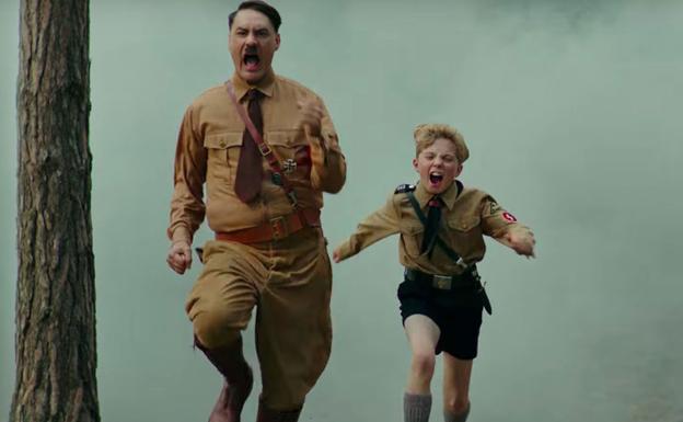 Taika Waititi en la piel de un divertido Adolf Hitler junto al niño Roman Griffin Davis. 