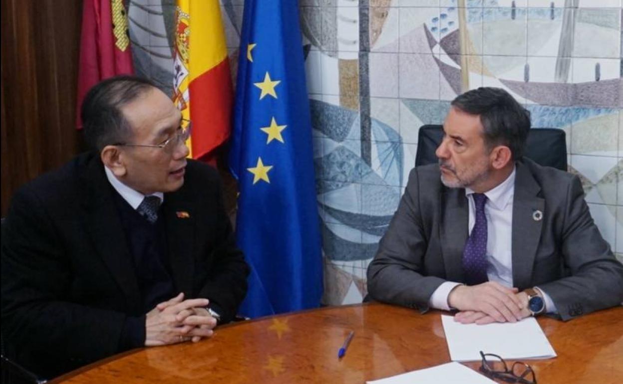 El embajador de Taiwán con el delegado del Gobierno, Francisco Jiménez.