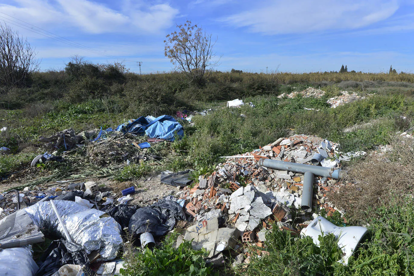 Vecinos y asociaciones del municipio reclaman una mayor vigilancia ante el abandono irregular de residuos en solares y parcelas