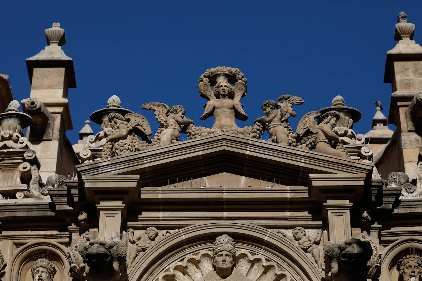 Esculturas que decoran la crestería que corona el monumento en la plaza de los Apóstoles.