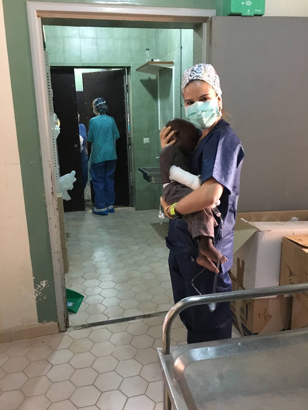 Dra. Catalina Cayuela (residente de anestesia) en la antesala de quirófano con un niño recién operado