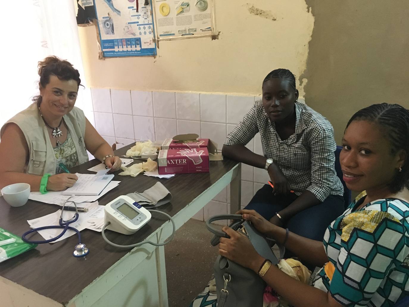 Dra. Maria Jose González (nefróloga) viendo un paciente en la consulta con Nabu, la traductora