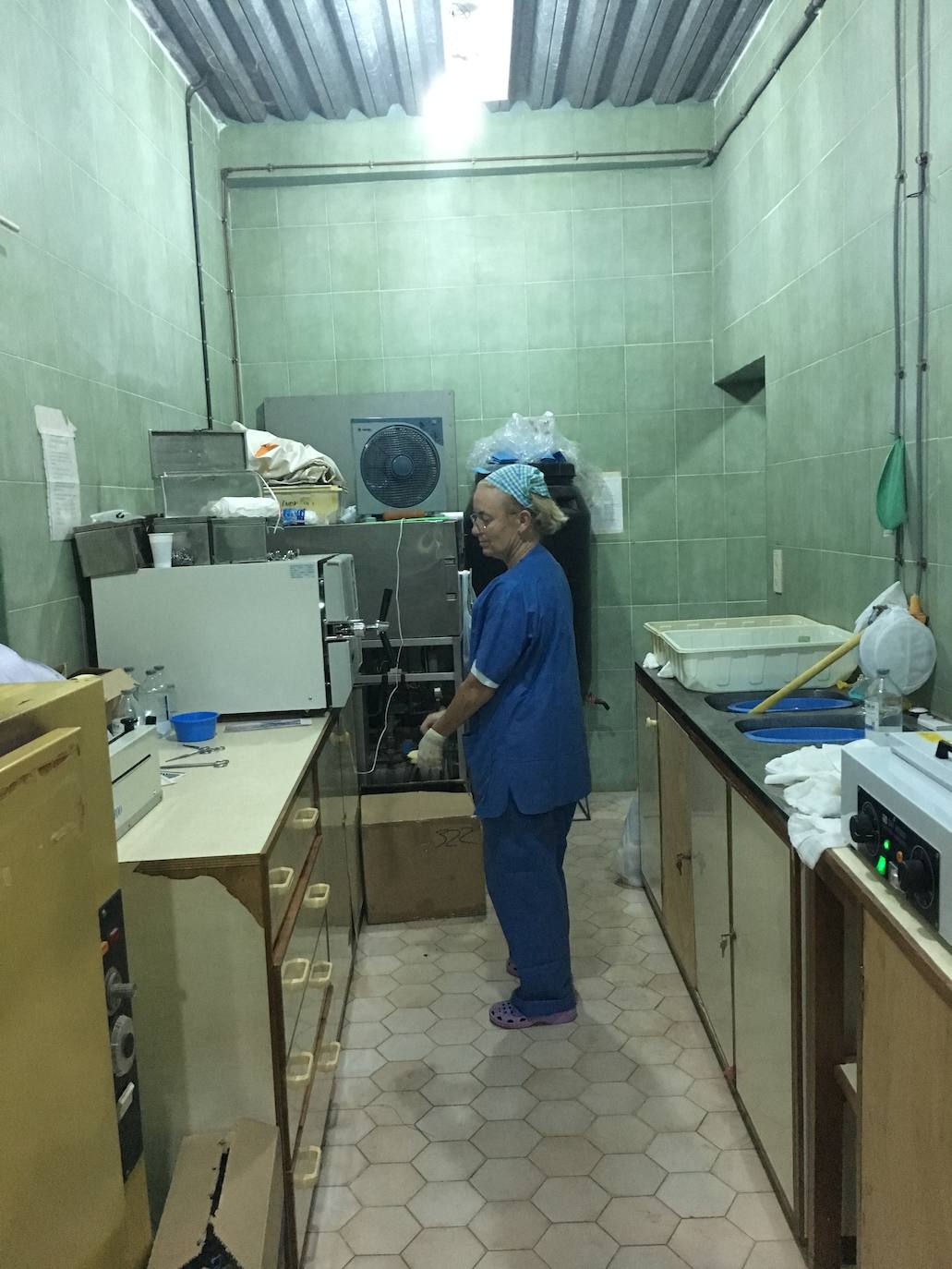 Mº Dolores (enfermera), en la zona de esterilización