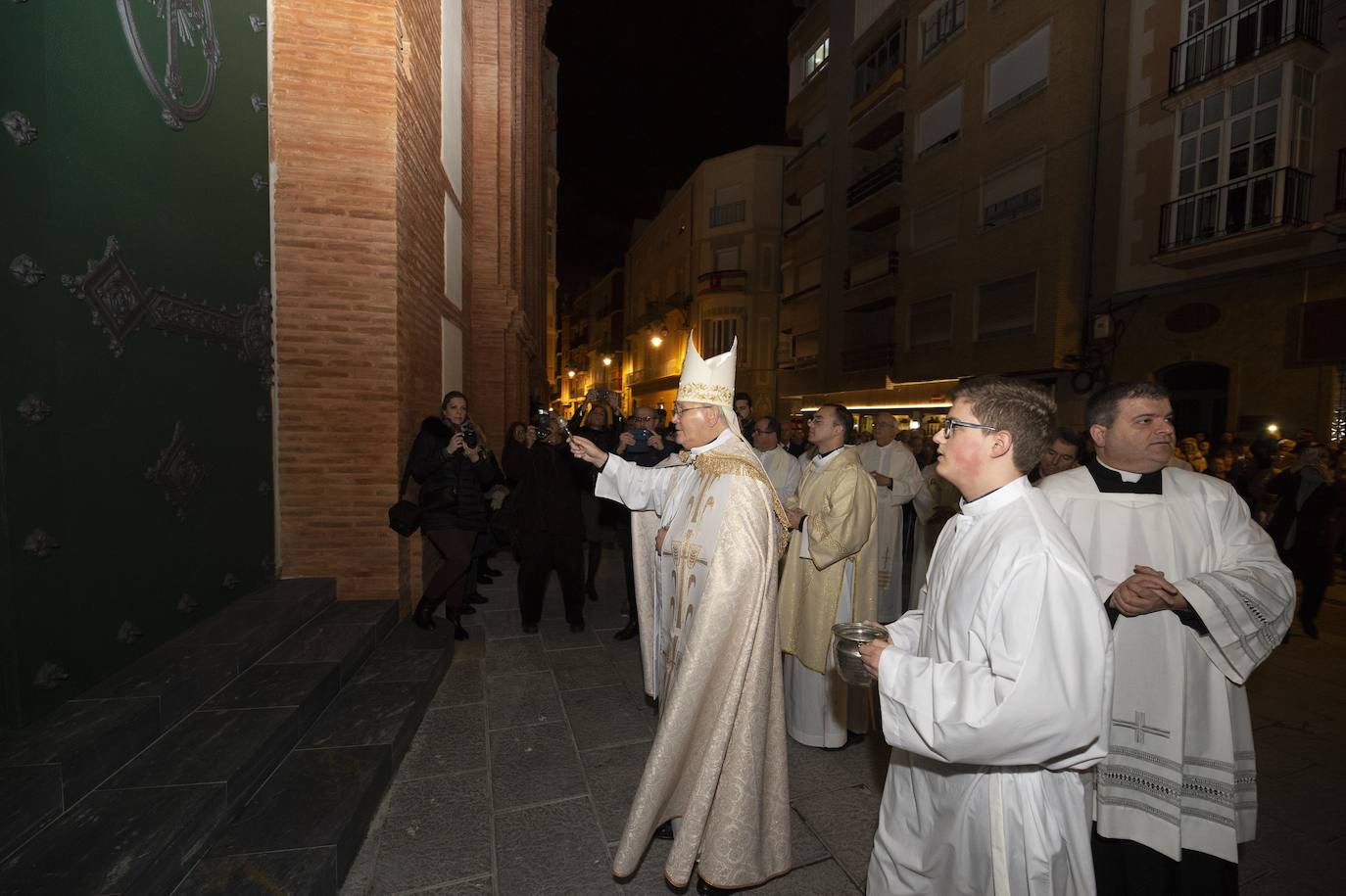 Doscientas personas asisten a la bendición de las fachadas del templo de la calle del Aire, restauradas tras un año de obras