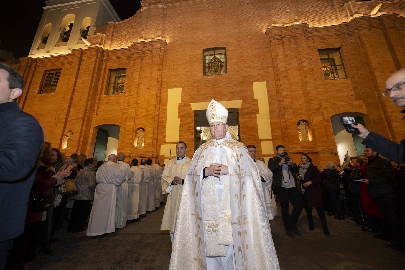 Doscientas personas asisten a la bendición de las fachadas del templo de la calle del Aire, restauradas tras un año de obras