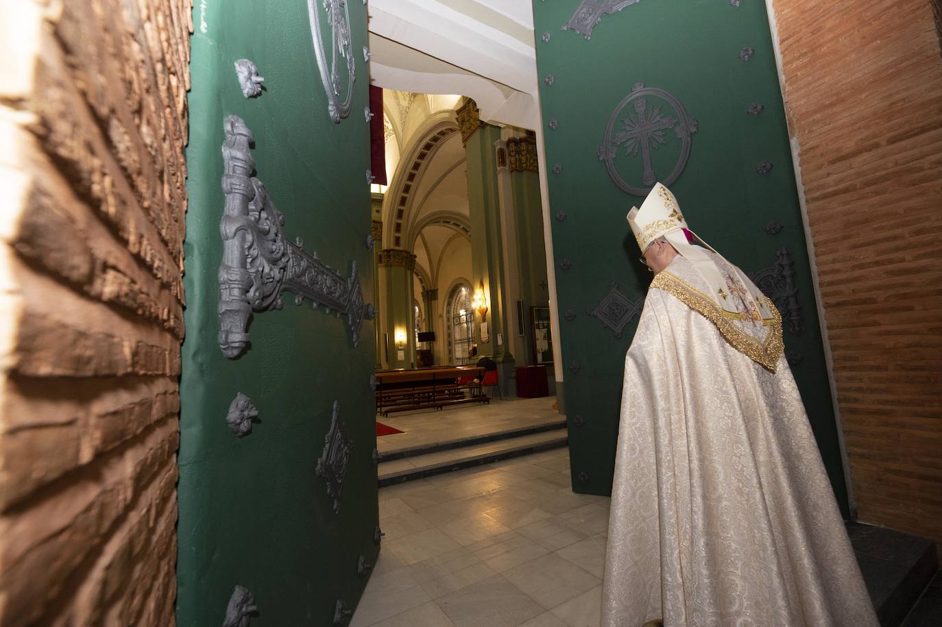 Doscientas personas asisten a la bendición de las fachadas del templo de la calle del Aire, restauradas tras un año de obras