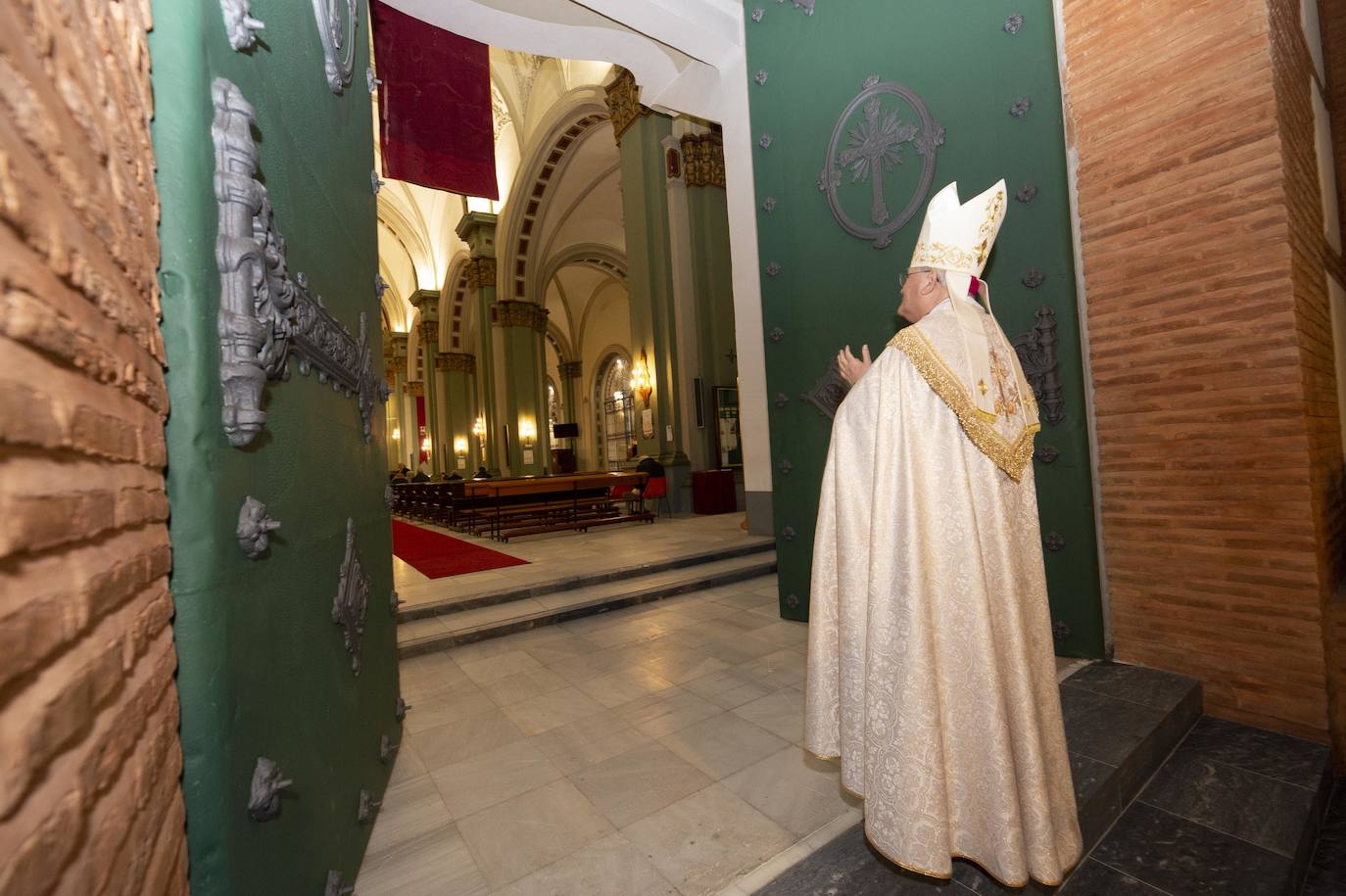 Doscientas personas asisten a la bendición de las fachadas del templo de la calle del Aire, restauradas tras un año de obras