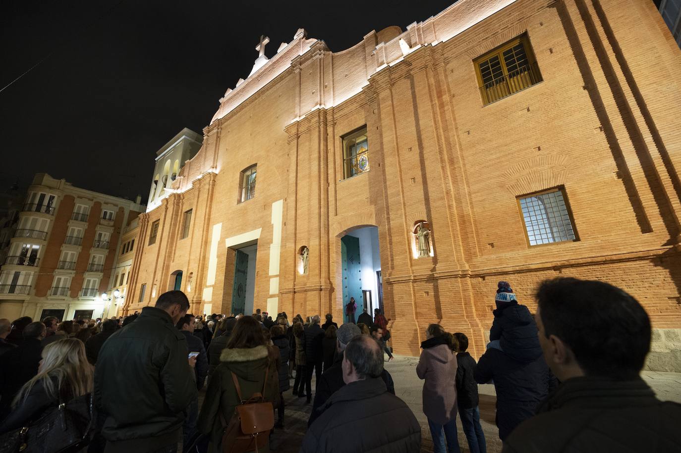 Doscientas personas asisten a la bendición de las fachadas del templo de la calle del Aire, restauradas tras un año de obras