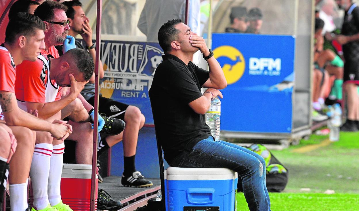 Adrián Hernández, en el choque de la primera vuelta ante el Algeciras, sentado en la nevera del equipo. 