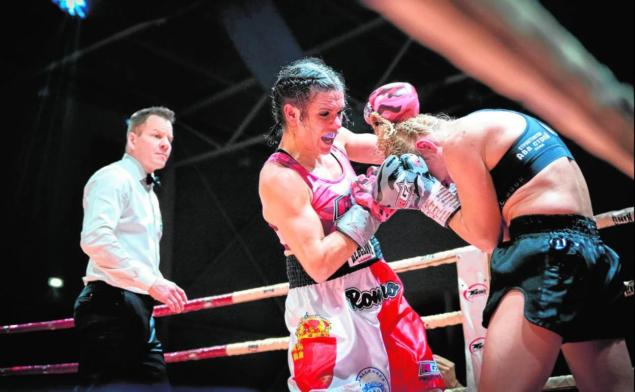 Mari Carmen Romero da un gancho de derechas a la búlgara Ivanka Ivanova en el combate del sábado. 