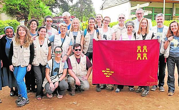 Los voluntarios de Cirugía Solidaria, en Maragua, con dos religiosas del hospital local.