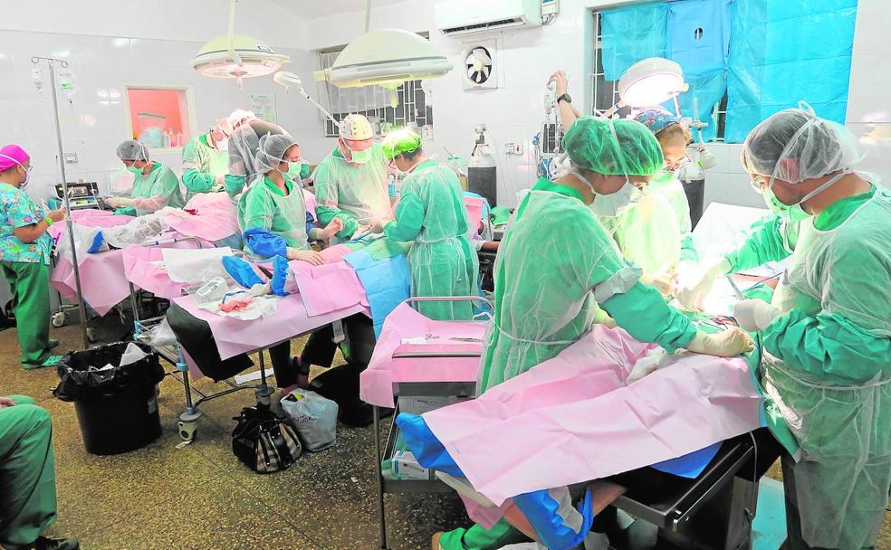 Quirófanos en plena actividad, el pasado verano en Maragua (Kenia). 