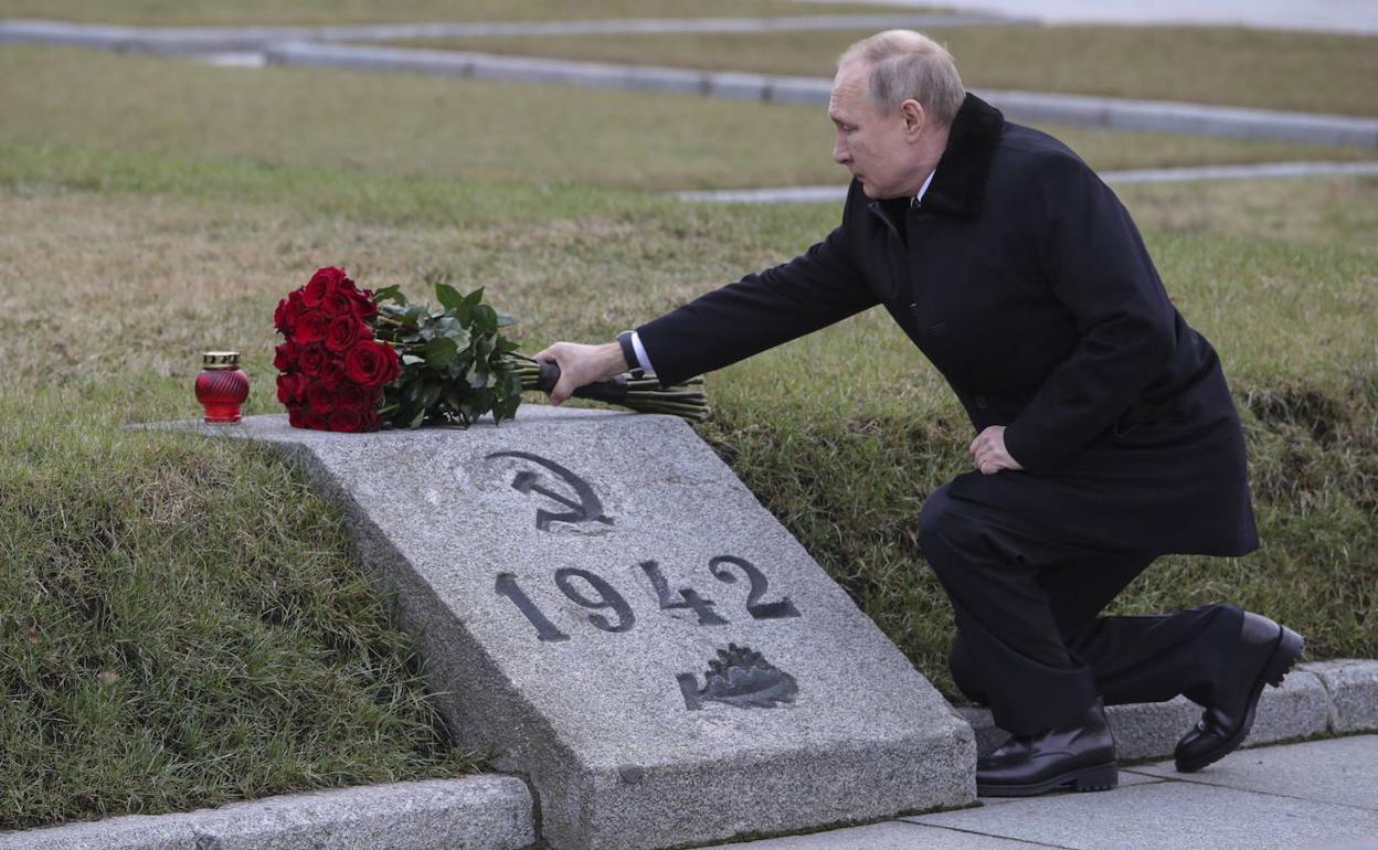 Putin deposita un ramo de fores en los actos del 75 aniversario de la liberación de Leningrado, hoy San Petersburgo.