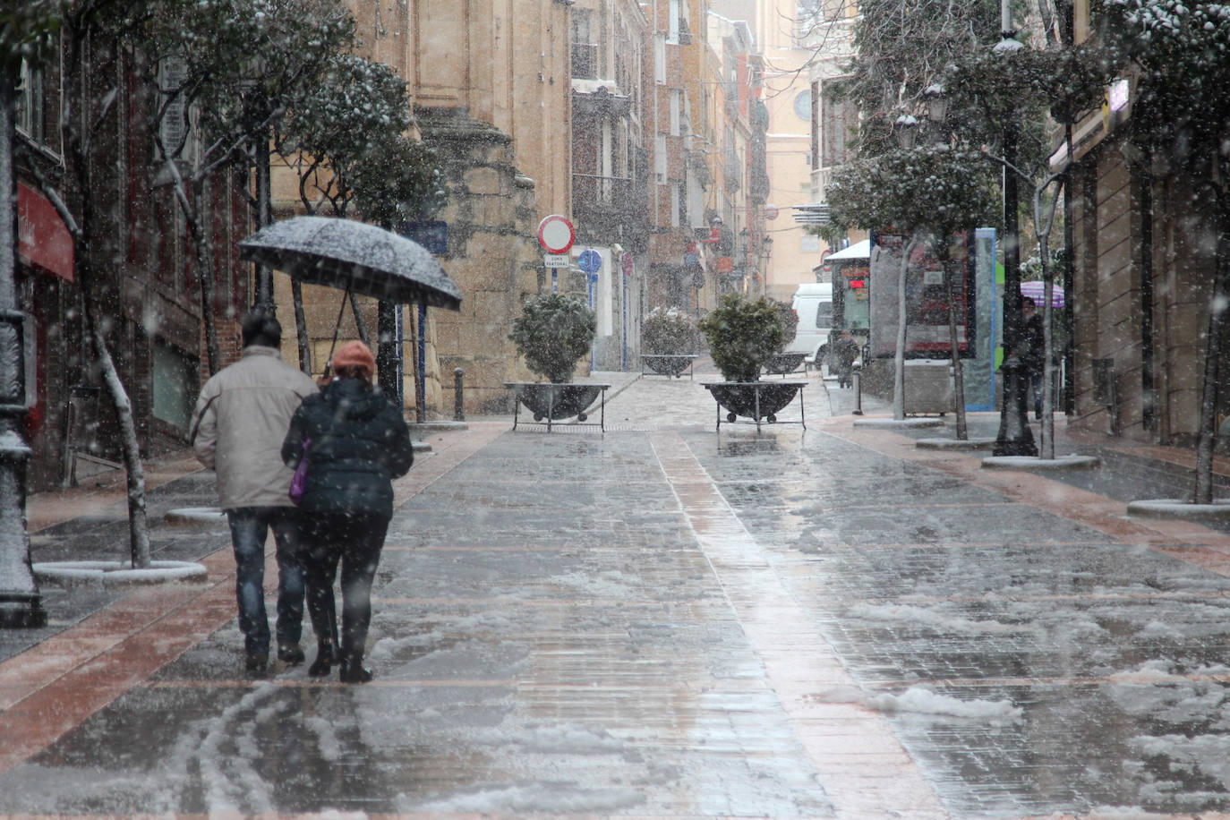 Junto a estos registros destacan los 20 centímetros de Bullas, a 600 metros; Caravaca-Los Rollos (15 centímetros), Benizar (10 cm), Totana-La Carrasca (10 cm) y Alhama-Sierra Espuña (2 cm)