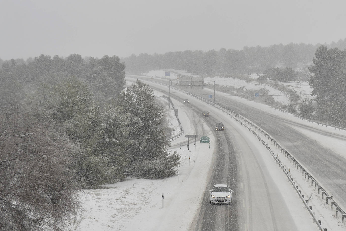 Junto a estos registros destacan los 20 centímetros de Bullas, a 600 metros; Caravaca-Los Rollos (15 centímetros), Benizar (10 cm), Totana-La Carrasca (10 cm) y Alhama-Sierra Espuña (2 cm)