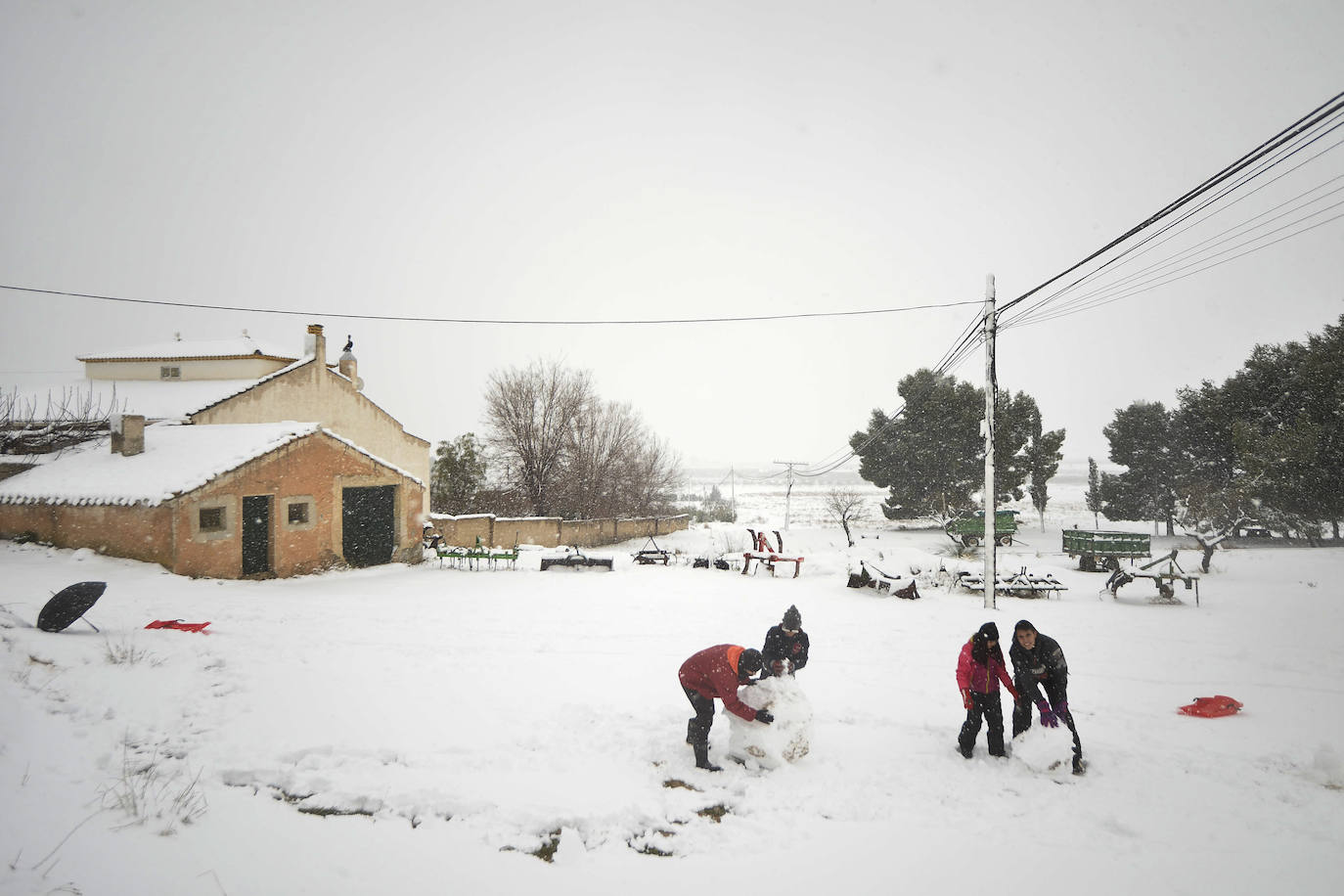 Junto a estos registros destacan los 20 centímetros de Bullas, a 600 metros; Caravaca-Los Rollos (15 centímetros), Benizar (10 cm), Totana-La Carrasca (10 cm) y Alhama-Sierra Espuña (2 cm)