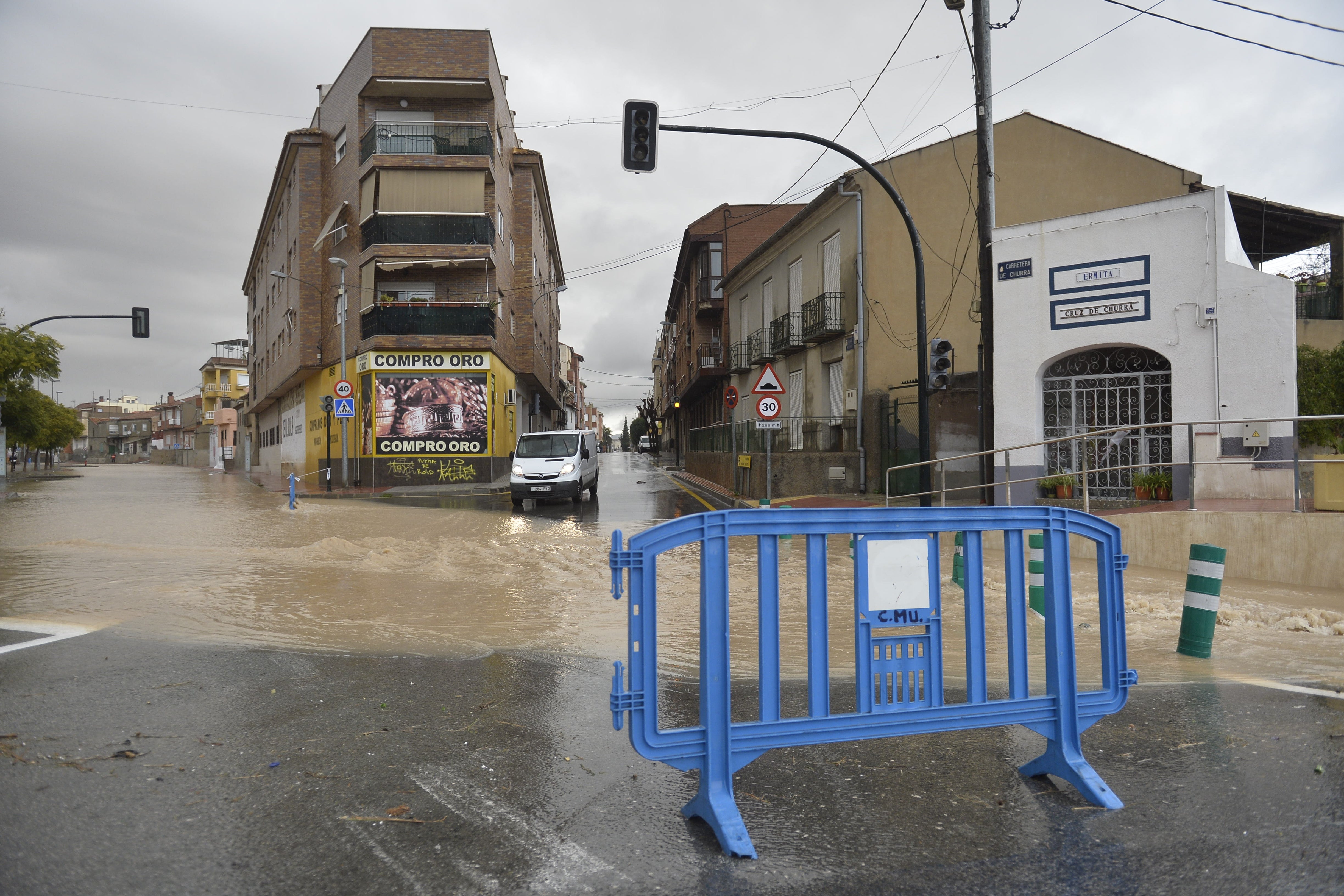 La rambla de Churra, como suele ocurrir en los episodios de lluvias intensas, quedó inundada este martes