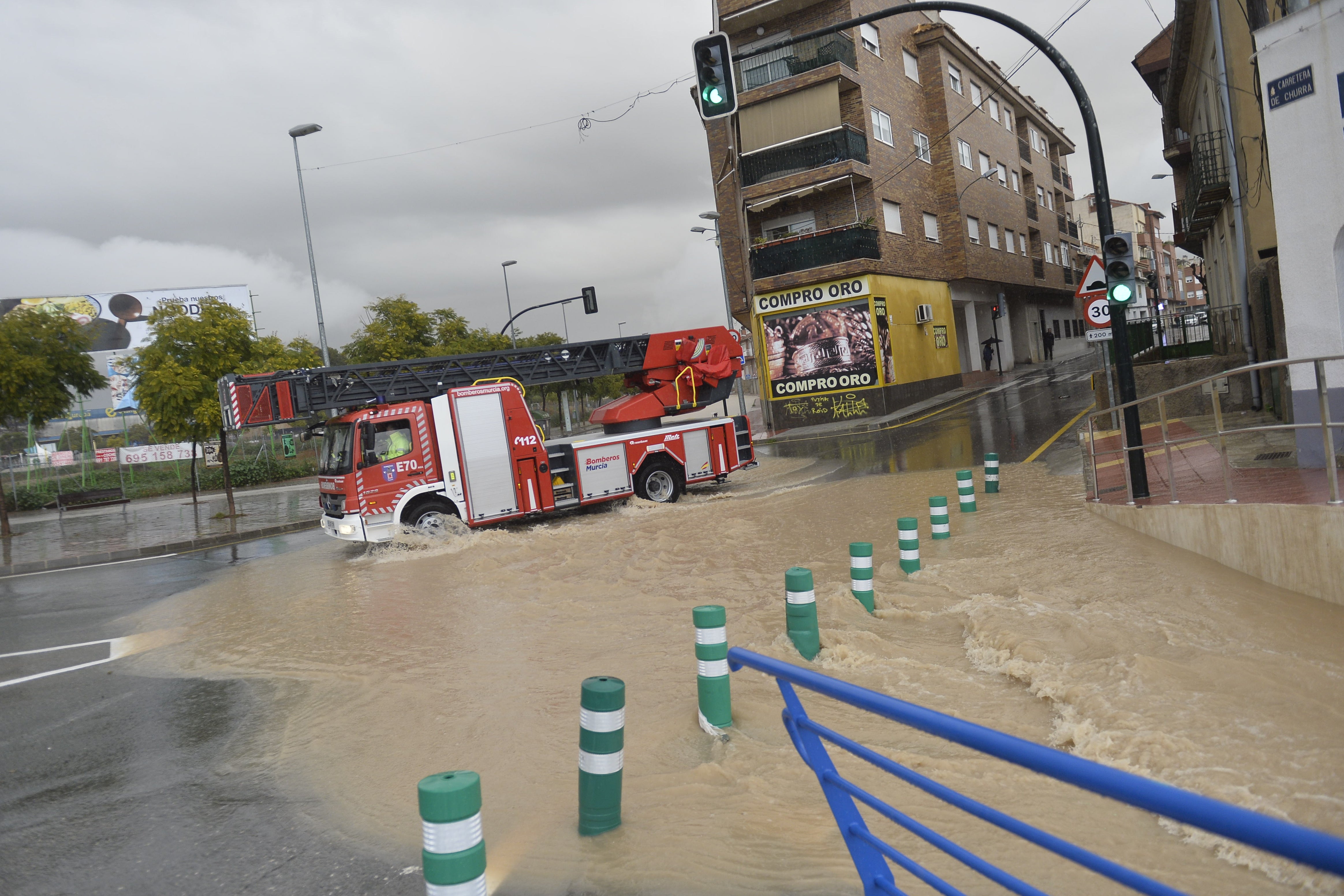 La rambla de Churra, como suele ocurrir en los episodios de lluvias intensas, quedó inundada este martes