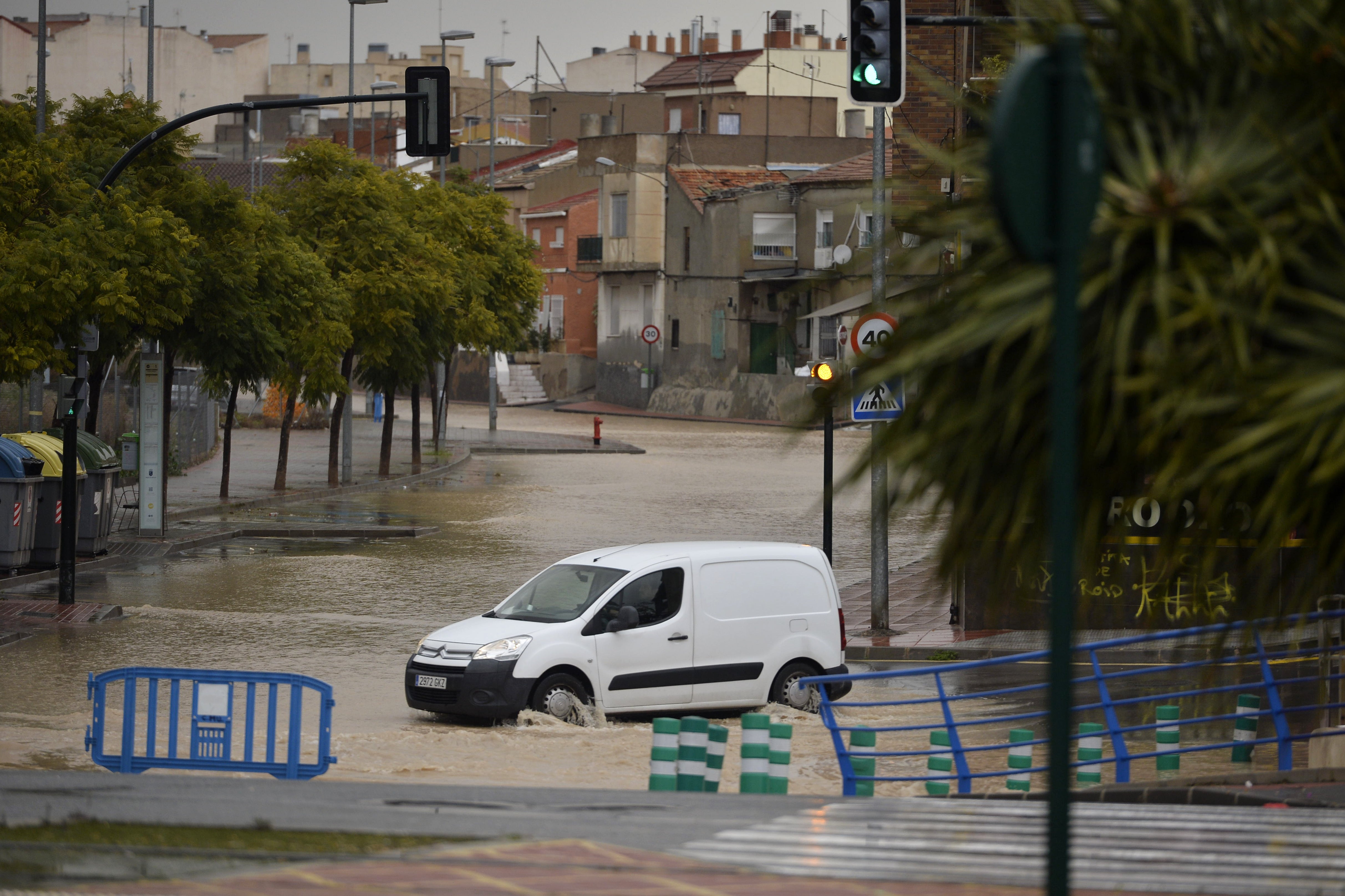 La rambla de Churra, como suele ocurrir en los episodios de lluvias intensas, quedó inundada este martes