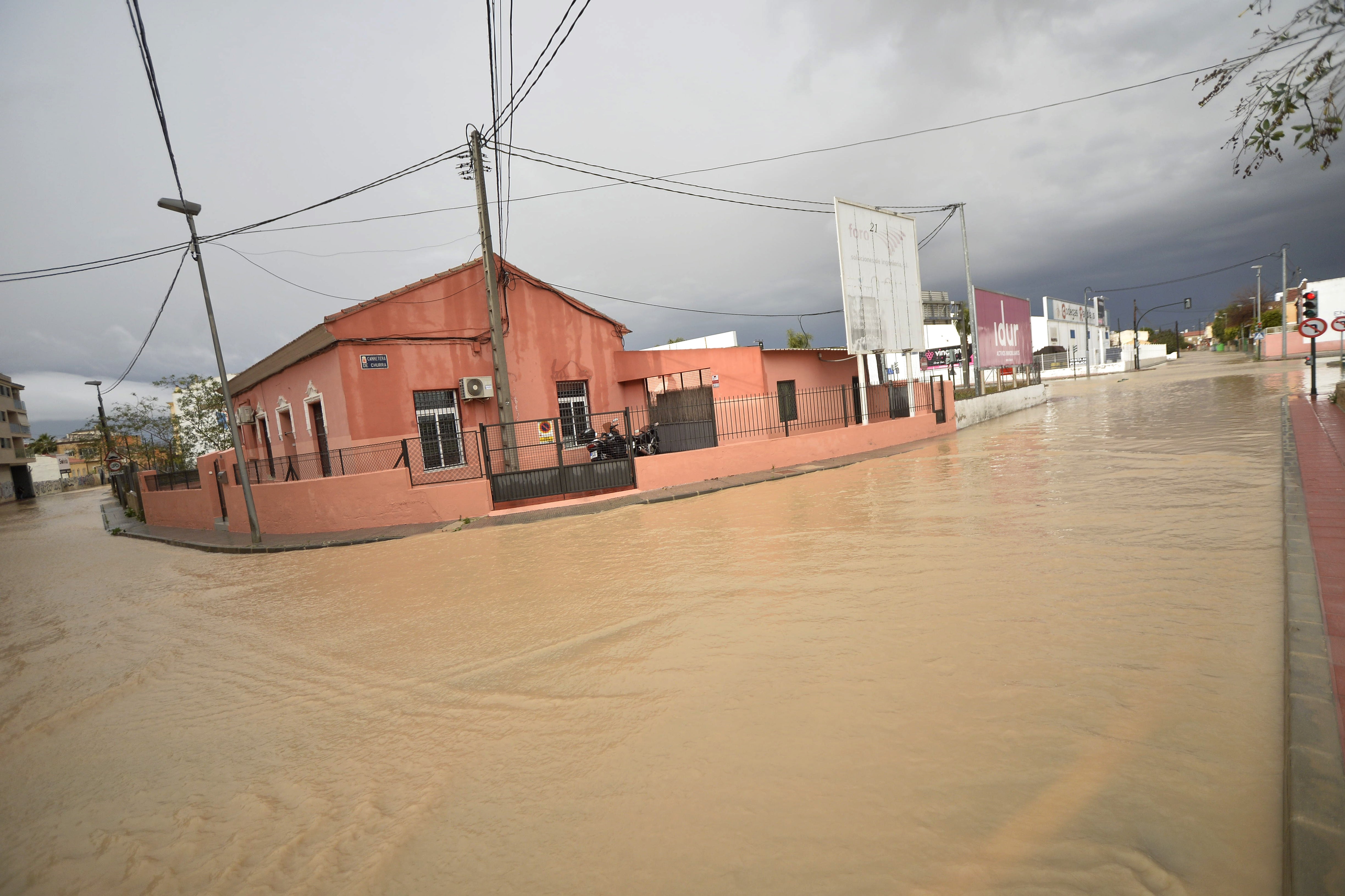 La zona de la rotonda de Los Cubos también fue cortada al tráfico por la acumulación de agua