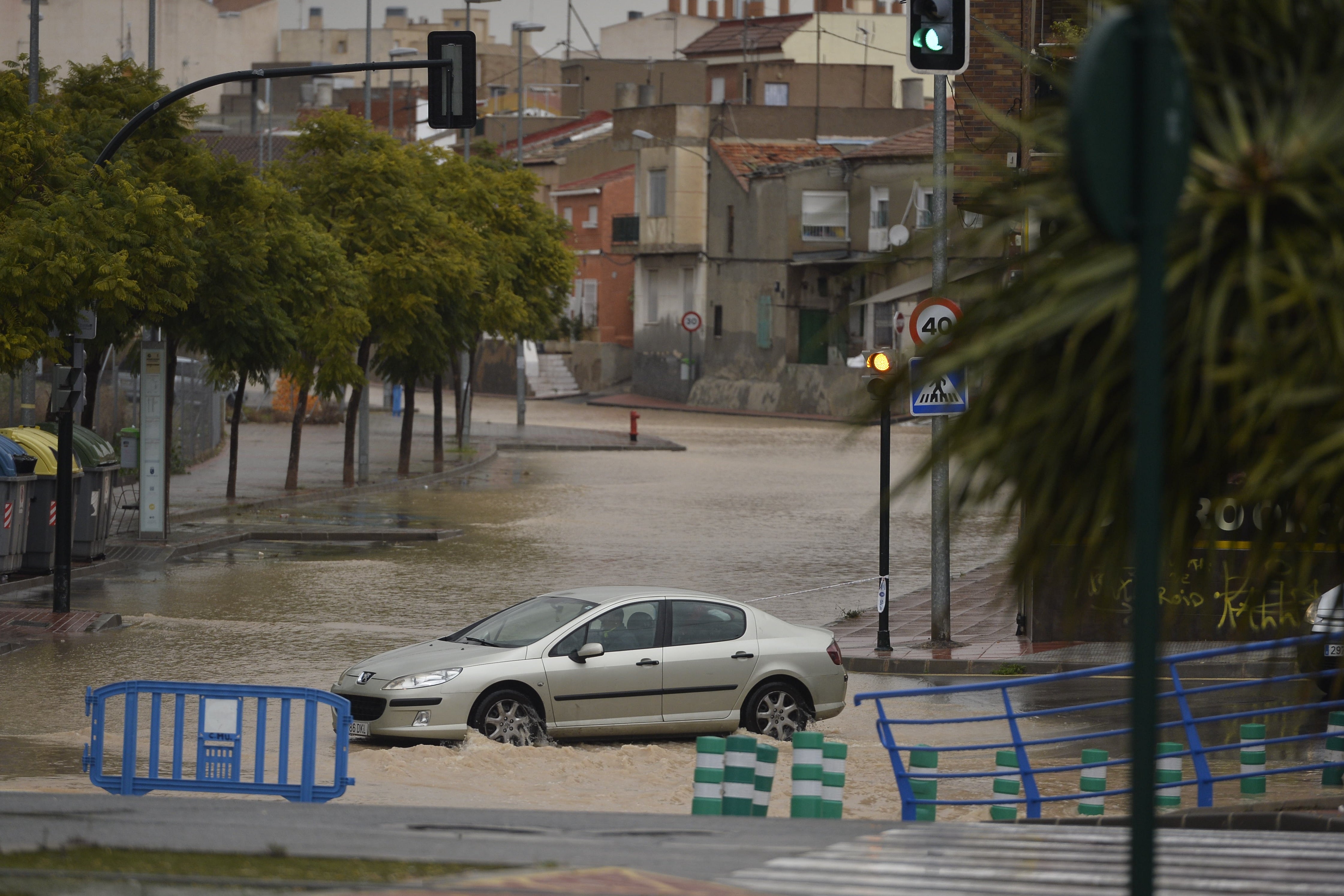 La rambla de Churra, como suele ocurrir en los episodios de lluvias intensas, quedó inundada este martes