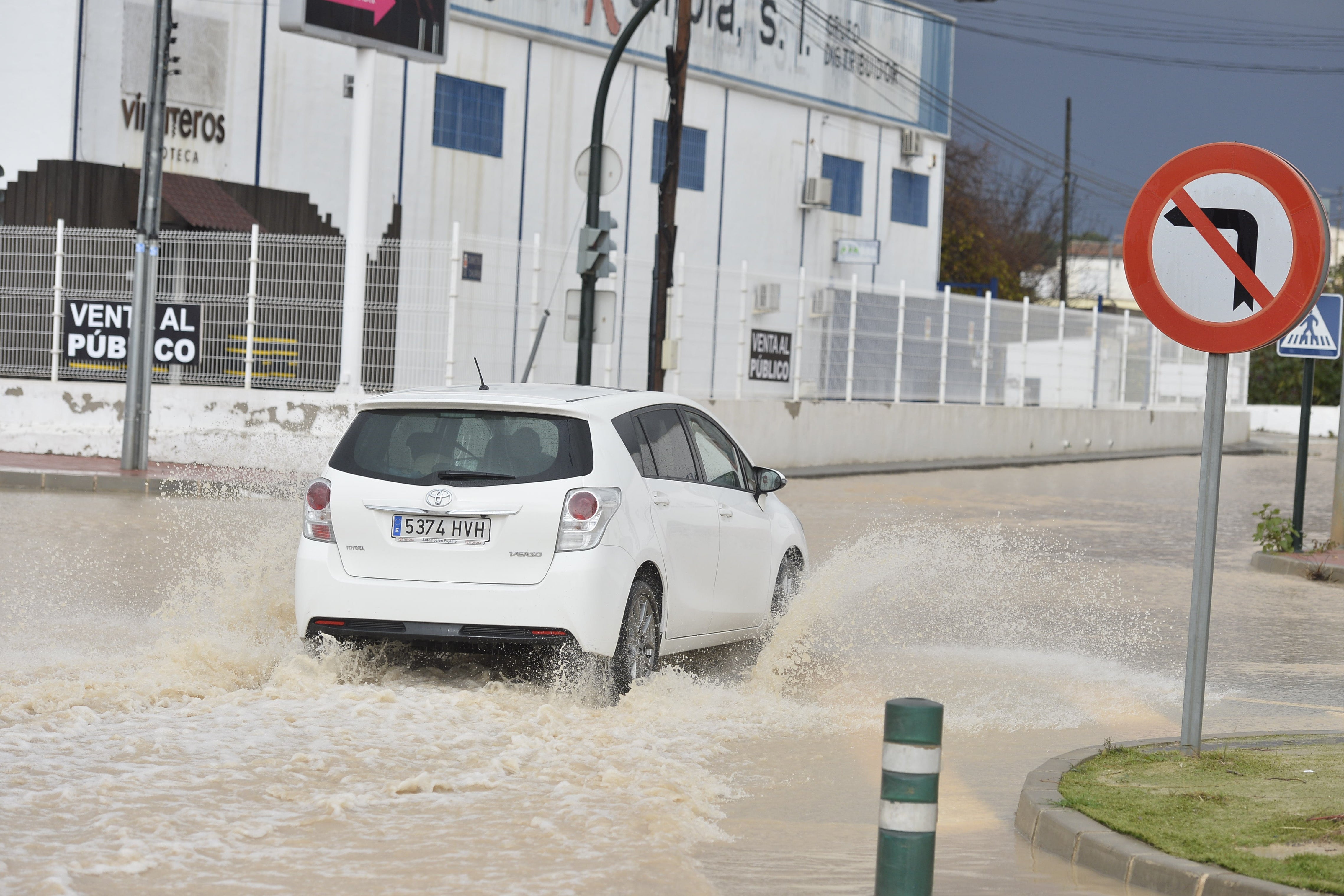 La zona de la rotonda de Los Cubos también fue cortada al tráfico por la acumulación de agua