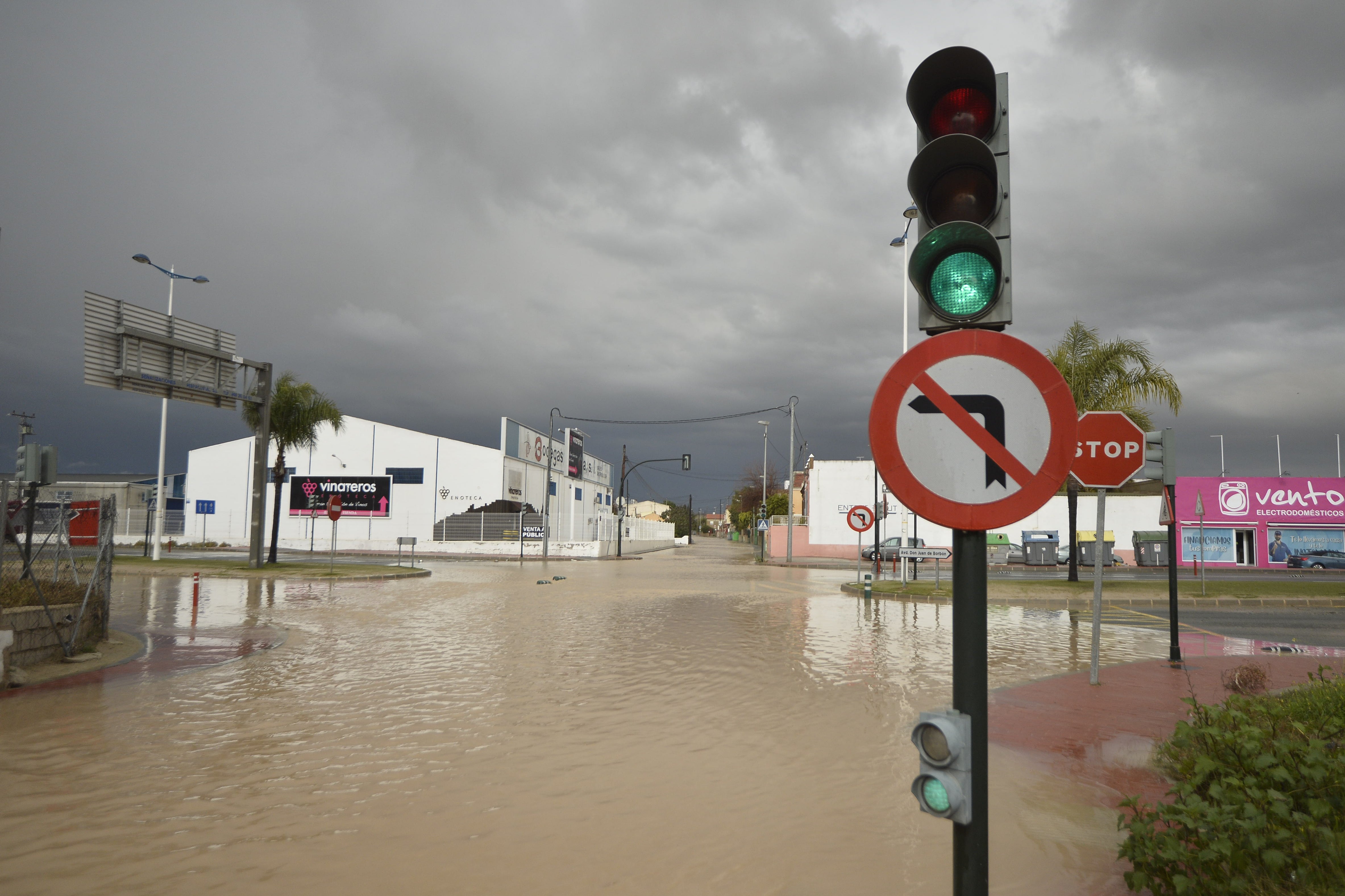 La zona de la rotonda de Los Cubos también fue cortada al tráfico por la acumulación de agua