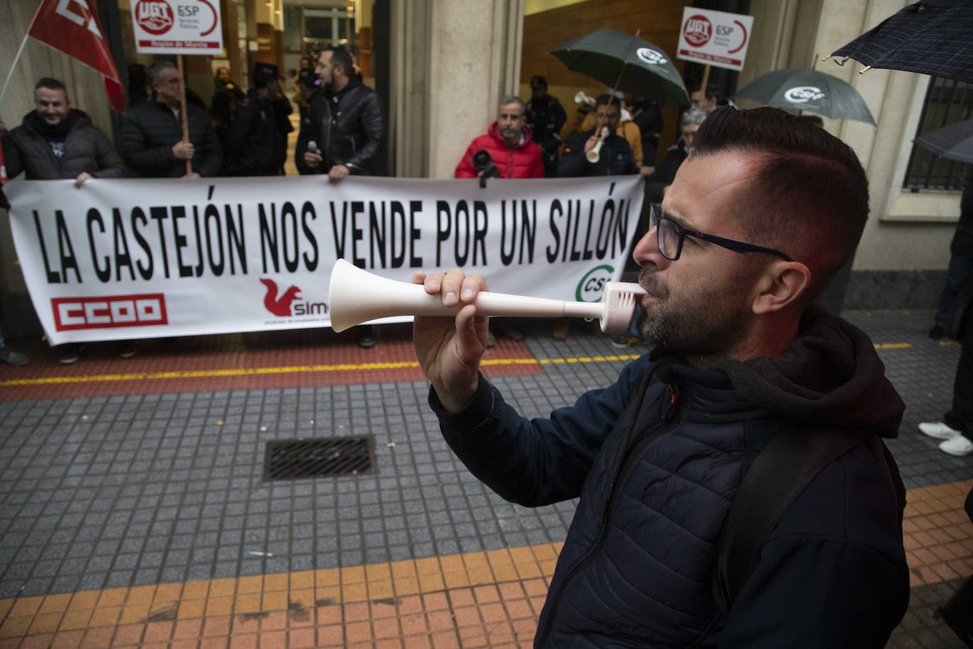 Cuatrocientos funcionarios municipales respaldan la exigencia sindical de negociar con la alcaldesa el acuerdo de condiciones de trabajo que ella firmó