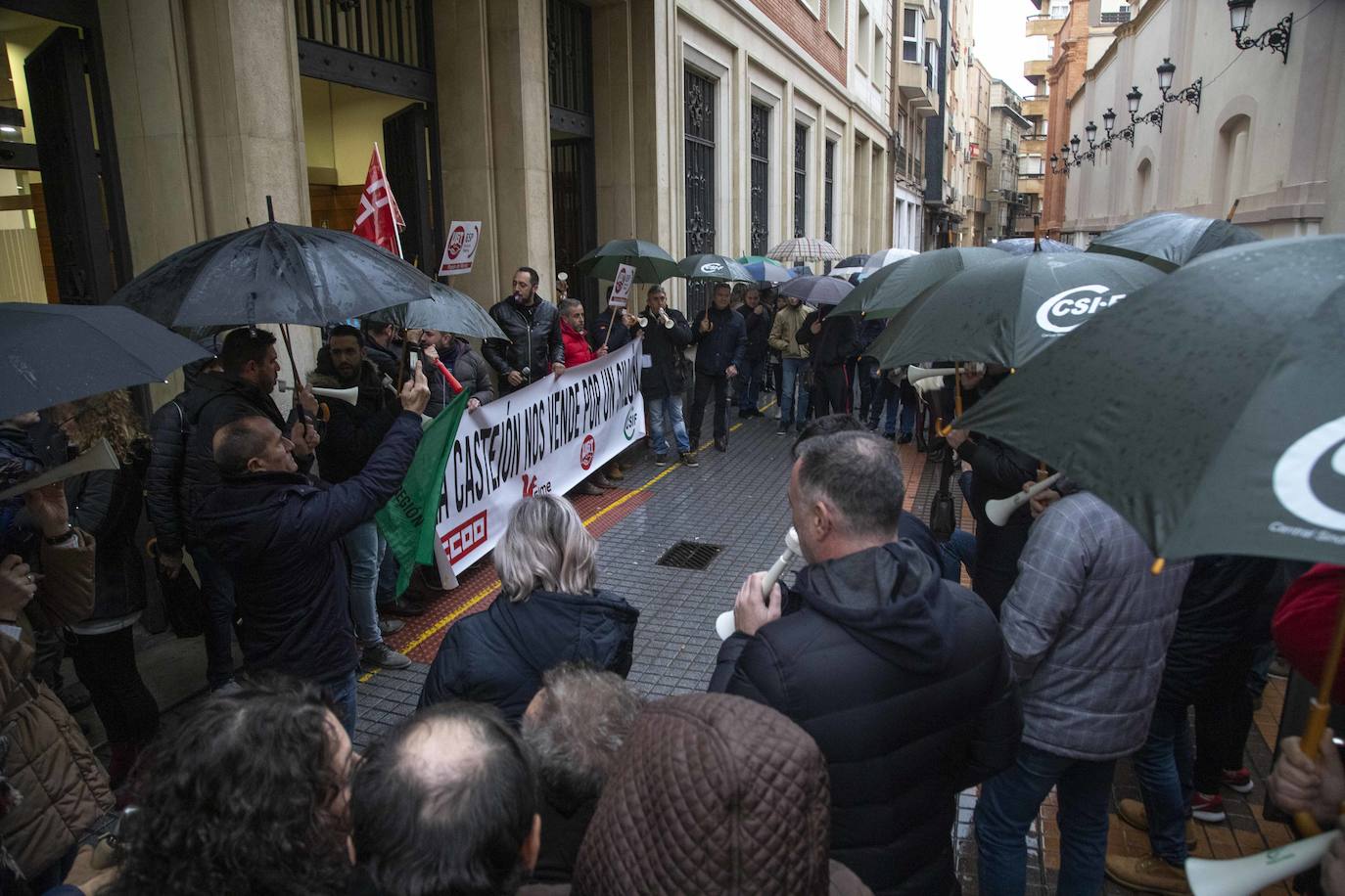 Cuatrocientos funcionarios municipales respaldan la exigencia sindical de negociar con la alcaldesa el acuerdo de condiciones de trabajo que ella firmó