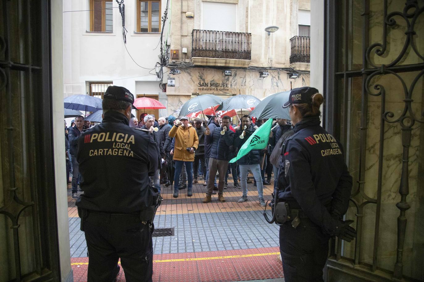 Cuatrocientos funcionarios municipales respaldan la exigencia sindical de negociar con la alcaldesa el acuerdo de condiciones de trabajo que ella firmó