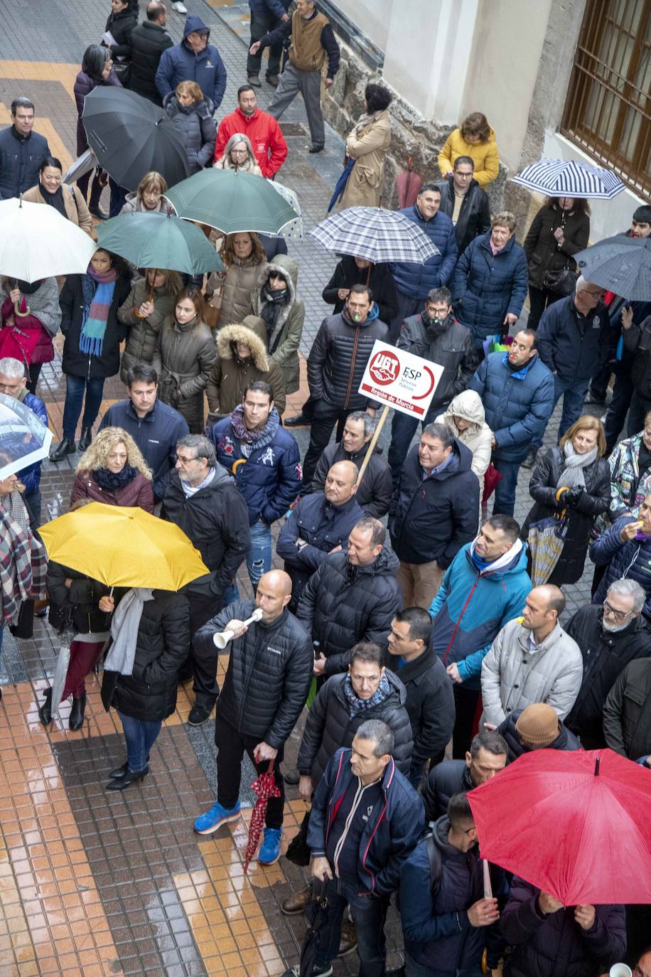 Cuatrocientos funcionarios municipales respaldan la exigencia sindical de negociar con la alcaldesa el acuerdo de condiciones de trabajo que ella firmó