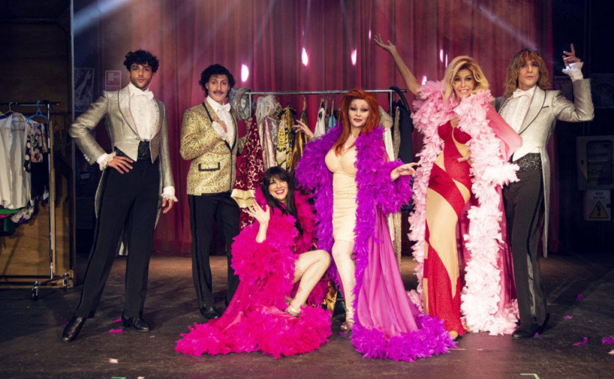 Elenco de la obra, con Alaska, Mario Vaquerizo, Bibiana Fernández, Manuel Bandera, Marisol Muriel y Cayetano Fernández. 