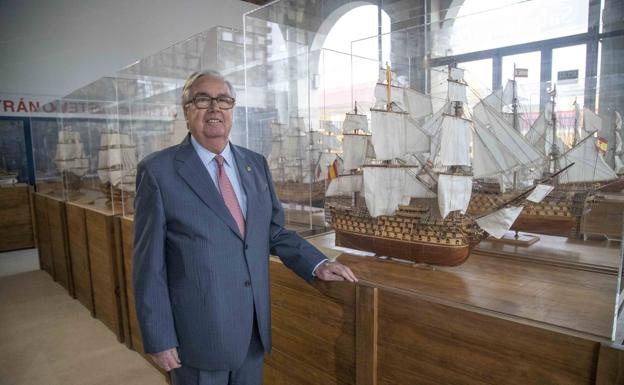 Julio Castelo Matrán junto al navío 'Santísima Trinidad', que forma parte de la colección. 