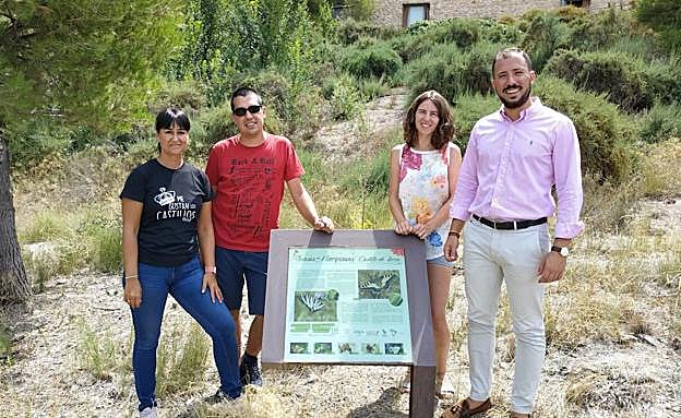 Belén López, de Lorca Taller del Tiempo; y Yeray Monasterio y Ruth Escobés, de Zerynthia, junto al vicealcalde y concejal de Turismo de Lorca, Francisco Morales. 