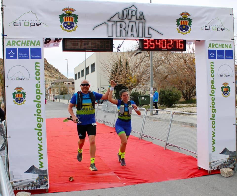 El ganador masculino completa los 26 kilómetros en 1:56:12, por el tiempo de 2:23:54 para la atleta del Mobel Automenor Running Team