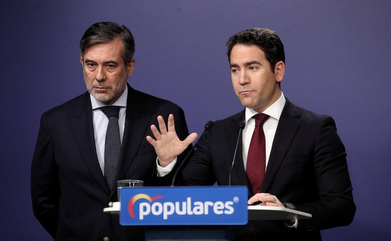 El número dos del PP, García Egea, ayer, junto al secretario de Justicia del partido, Enrique López. 