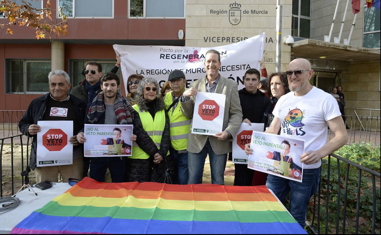 Los organizadores de la concentración, este miércoles, en Murcia.